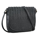 Damen Schultertasche Leder geflochten schwarz aus der schrägen Frontalperspektive